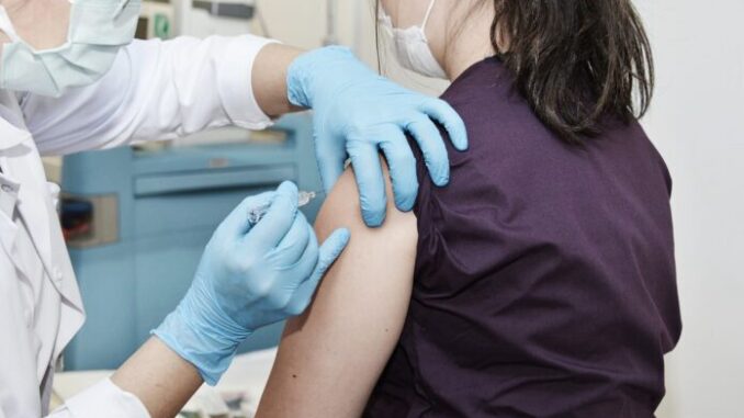 vacuna-adolescentes-2-696x464