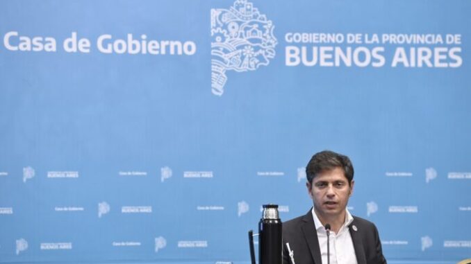 Kicillof-mira-696x464