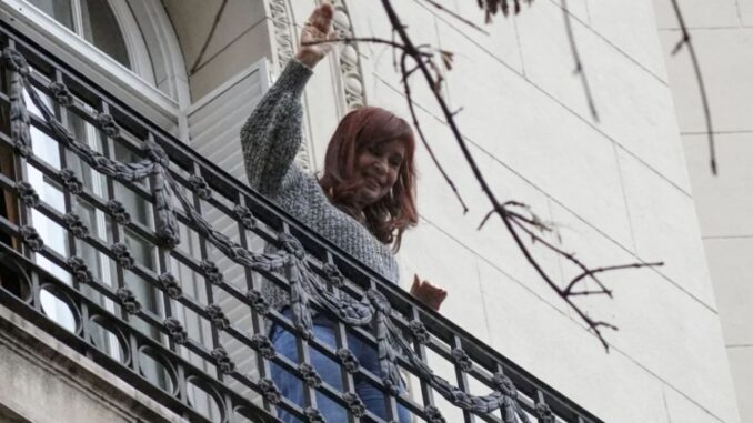 cristina-kirchner-salio-al-balcon-el-sabado-14-de-junio-para-saludar-a-sus-seguidores-2043366