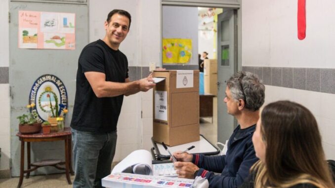 Julian-Alavarez-votacion-legislativas-768x512