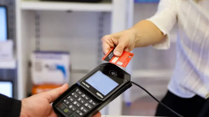 una-persona-haciendo-un-pago-tarjeta (1)